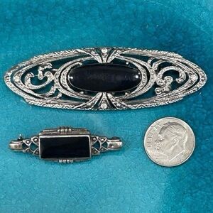 Lot of 2 Vintage 925
Sterling SilverOnyx & Silver-tone Oval-shaped Brooch Set